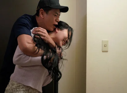 Nữ ca sĩ bị fan cưỡng hiếp vì quá ngon